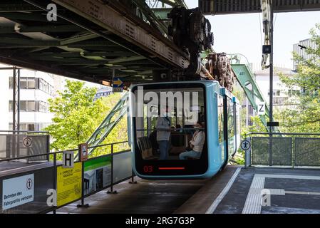 Wuppertal, Deutschland - 3. Mai 2022: Bekannt als ältestes elektrisch angehobenes Eisenbahnsystem der Welt, hat die Hängeeisenbahn hängende Autos. Stockfoto