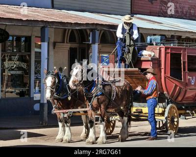 Tombstone, Arizona, USA - 3. DEZ 2011: Historische Allen Street mit einer Pferdekutsche in Tombstone. Erbaut in der Nähe der Goodenough Mine Tombstone Beca Stockfoto