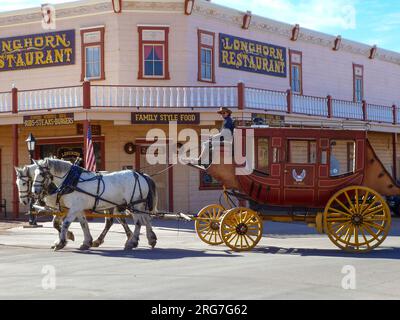 Tombstone, Arizona, USA - 3. DEZ 2011: Historische Allen Street mit einer Pferdekutsche in Tombstone. Erbaut in der Nähe der Goodenough Mine Tombstone Beca Stockfoto