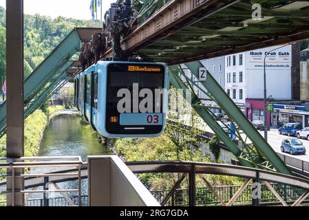 Wuppertal, Deutschland - 3. Mai 2022: Die Hängeeisenbahn ist die älteste elektrische Hochbahn mit hängenden Autos der Welt und ein einzigartiges System Stockfoto