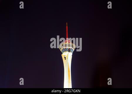 Las Vegas, USA - 15. Juni 2012: Die Nachtlichter des Sahara Casino und des Stratosphere Tower laden Urlauber ein, im Casino zu spielen und Glück zu versuchen. Stockfoto