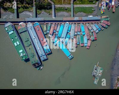 Barisal. 08/08/2023, Hafen von Barisal, offiziell bekannt als Barisal River Port, der nach Dhaka nach dem Personenverkehr zweitgrößte und geschäftigste Flusshafen in Bangladesch ist. Es liegt am Ufer des Kirtankhola Flusses in der Stadt Barisal. Der Hafen verkehrt täglich zwischen Dhaka und Barisal sowie den meisten Bezirken im Süden des Landes, darunter Chandpur, Narayanganj, Bhola, Laxmipur, Pirojpur und Barguna. Das Unternehmen betreibt auch Verbindungen zwischen den Bezirken rund um Barishal. Stockfoto