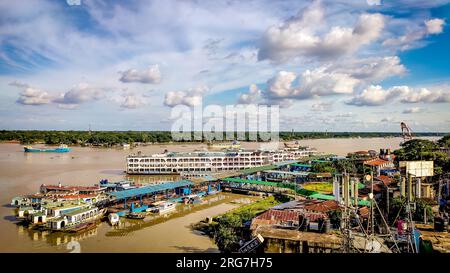 Barisal. 08/08/2023, Hafen von Barisal, offiziell bekannt als Barisal River Port, der nach Dhaka nach dem Personenverkehr zweitgrößte und geschäftigste Flusshafen in Bangladesch ist. Es liegt am Ufer des Kirtankhola Flusses in der Stadt Barisal. Der Hafen verkehrt täglich zwischen Dhaka und Barisal sowie den meisten Bezirken im Süden des Landes, darunter Chandpur, Narayanganj, Bhola, Laxmipur, Pirojpur und Barguna. Das Unternehmen betreibt auch Verbindungen zwischen den Bezirken rund um Barishal. Stockfoto