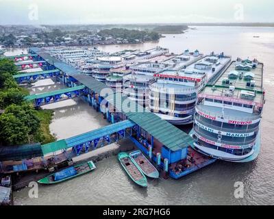 Barisal. 08/08/2023, Hafen von Barisal, offiziell bekannt als Barisal River Port, der nach Dhaka nach dem Personenverkehr zweitgrößte und geschäftigste Flusshafen in Bangladesch ist. Es liegt am Ufer des Kirtankhola Flusses in der Stadt Barisal. Der Hafen verkehrt täglich zwischen Dhaka und Barisal sowie den meisten Bezirken im Süden des Landes, darunter Chandpur, Narayanganj, Bhola, Laxmipur, Pirojpur und Barguna. Das Unternehmen betreibt auch Verbindungen zwischen den Bezirken rund um Barishal. Stockfoto