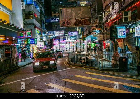 Hongkong, China - 7. Januar 2010: Nächtliche Ansicht der Einkaufsstraße bei Nacht in Kowloon wird die Straße durch chinesische Werbung für Geschäfte beleuchtet. Stockfoto