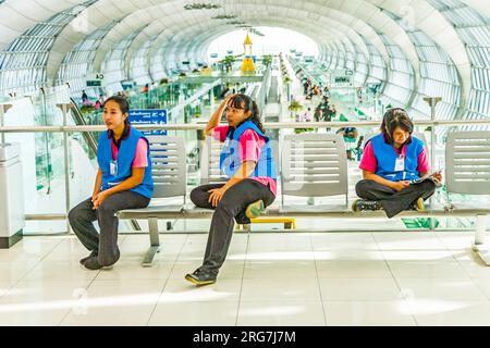 Bangkok, Thailand, 5. Januar 2010: Frauen des Reinigungsunternehmens am neuen Flughafen Suvarnabhumi ruhen sich in Bangkok, Thailand aus. 42.784.967 Passagier Stockfoto