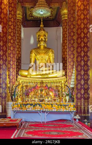 Ayutthaya, Thailand - 24. Dezember 2009: Kloster Wat Na Phramane in Ajutthaya mit dem berühmten goldenen buddha. Das Ubosot wurde 1503 von König Ramathibo erbaut Stockfoto