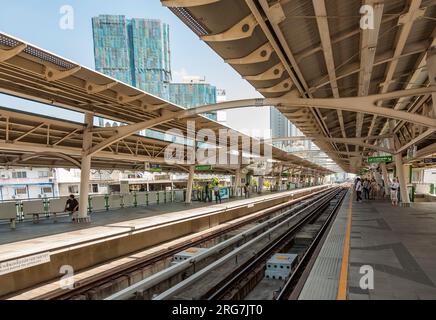 Bangkok, Thailand - 22. Dezember 2009: Menschen an der Nana Metro Station. Der Skytrain bietet den schnellsten Transport in der Stadt. Stockfoto