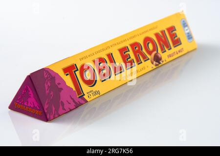 Toblerone Schweizer Schokolade mit Aufzucht, Honig, Mandelnougat. Neues Berglogo auf pinkfarbenem Hintergrund. Süßigkeiten sind ein klassisches Souvenir der Schweiz, Mondelez. Kiew, Ukraine - 10. Juli 2023. Stockfoto