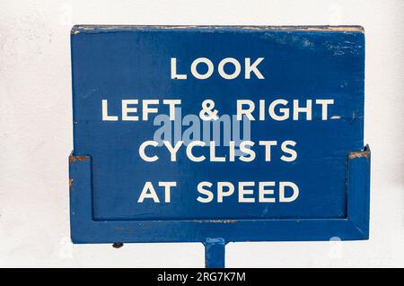 Ein Schild in Hammersmith lautet „Look left & right Cyclers at Speed“. Stockfoto