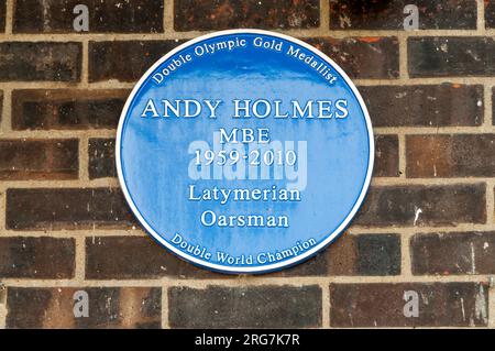 Eine blaue Gedenktafel zum Gedenken an Andy Holmes MBE auf einem Bootshaus in der Upper Mall, Hammersmith. Stockfoto