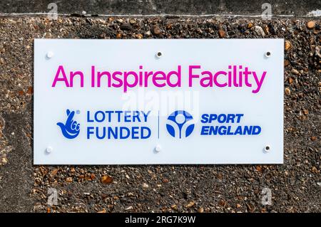 Eine Dankeschön-Plakette für National Lottery und Sport England in Hammersmith. Stockfoto