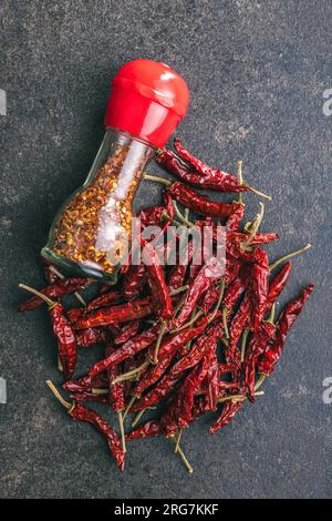 Die ganze und gemahlene rote Chili-Paprika. Draufsicht. Stockfoto