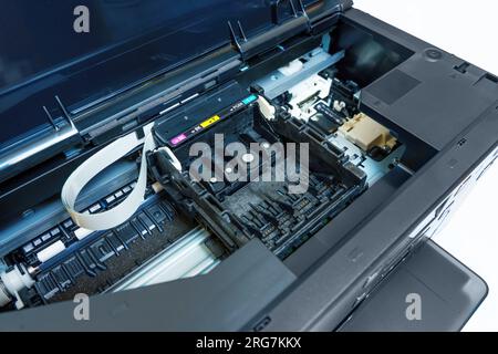 Freie Sicht auf einen Tintenstrahldruckerschlitten ohne installierte Tintenpatronen. Anfangsphase der Druckervorbereitung. Stockfoto