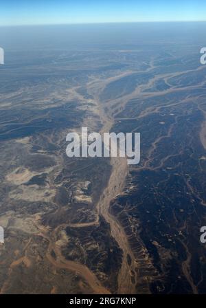 Ein surrealer Luftblick auf getrocknete Flussbetten in der Wüste Jordaniens nahe der Grenze zu Saudi-Arabien. Stockfoto