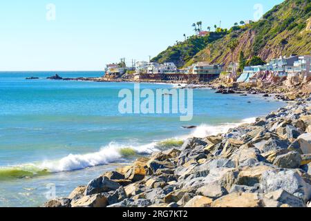 Ruhe an der Küste: Pfahlbauten an der Küste von Malibu Beach in Kalifornien. Stockfoto