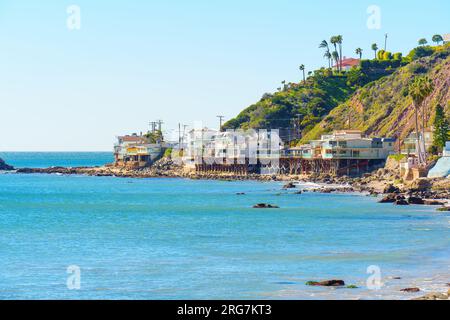 Küstenlandschaft mit charmanten Häusern am Rande des Ozeans in Malibu, Kalifornien, die eine nahtlose Mischung aus Architektur schaffen Stockfoto