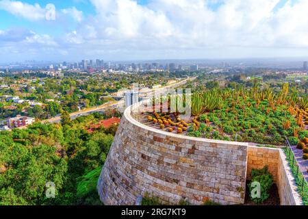 Panoramablick auf Los Angeles aus dem bezaubernden Cactus Garden des Getty Center. Stockfoto