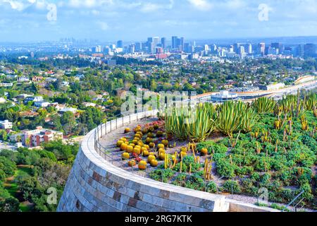 Panoramablick auf die Stadt vom charmanten Cactus Garden im Getty Center. Stockfoto