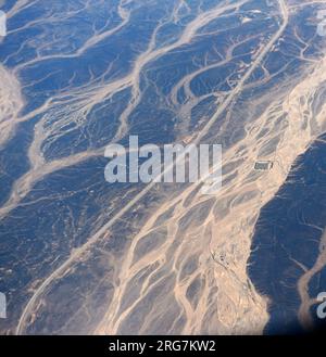 Ein surrealer Luftblick auf getrocknete Flussbetten in der Wüste Jordaniens nahe der Grenze zu Saudi-Arabien. Stockfoto