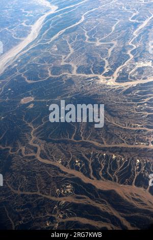 Ein surrealer Luftblick auf getrocknete Flussbetten in der Wüste Jordaniens nahe der Grenze zu Saudi-Arabien. Stockfoto