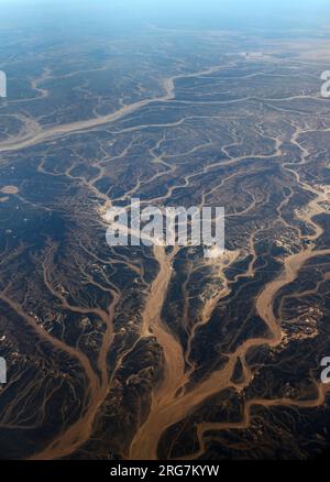 Ein surrealer Luftblick auf getrocknete Flussbetten in der Wüste Jordaniens nahe der Grenze zu Saudi-Arabien. Stockfoto