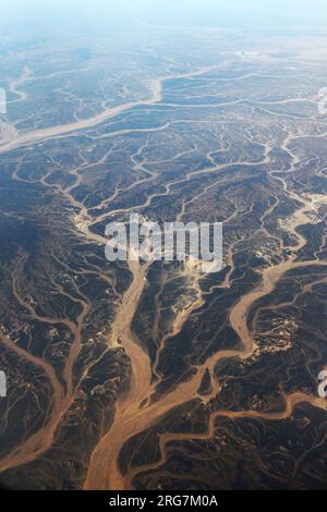 Ein surrealer Luftblick auf getrocknete Flussbetten in der Wüste Jordaniens nahe der Grenze zu Saudi-Arabien. Stockfoto