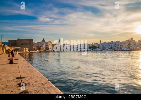 Monopoli, Bari, Italien - 2. Januar 2023: Blick auf die Stadt von Lungomare Porto. Glockenturm der Monopoli-Kathedrale in der Ferne Stockfoto