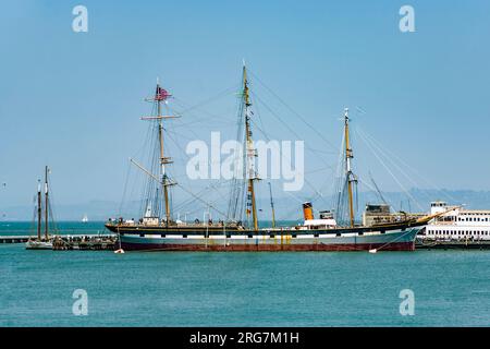 San Francisco, USA - 25. Juli 2008: Blick auf den Pier in San Francisco mit dem alten 1886-Segelschiff Balclutha im Maritime National Historical Park. Stockfoto