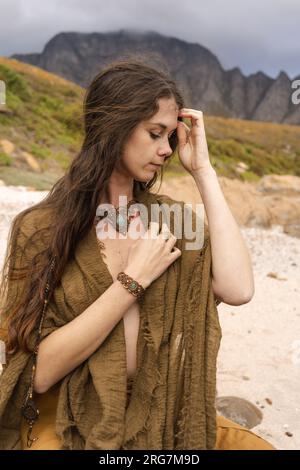 Natürliches Porträtmodell am Strand Stockfoto