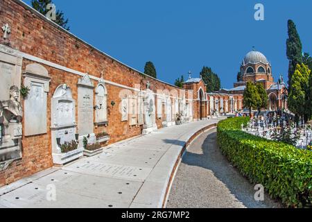 Venedig, Italien - 10. April 2007: Grabsteine auf der Friedhofsinsel San Michele in Venedig, Italien. San Michele ist seit Jahrhunderten das wichtigste ceme Stockfoto