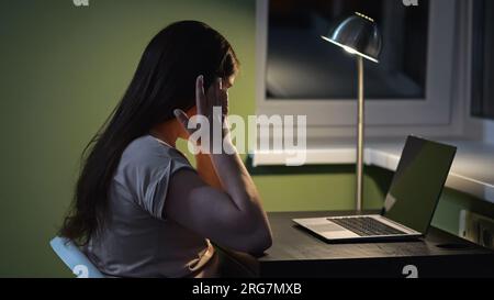 Weibliche Person fühlt sich müde in den Augen, wenn sie am Laptop arbeitet Stockfoto