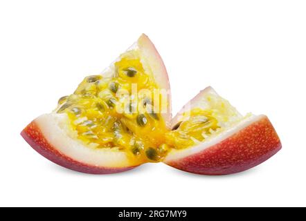 Passionsfrucht auf weißem Hintergrund in Scheiben schneiden. Passionsfrucht-Schneideweg Stockfoto