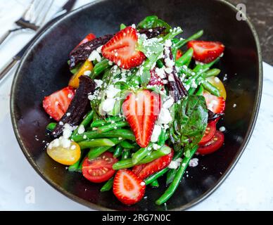 Spinat, Spargel und Erdbeersalat Stockfoto