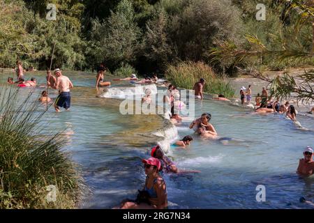 Saturnia, Italien - 13. September 2022: Die Menschen baden in den heißen Quellen der Saturnia Therme, Saturnia, Toskana, Italien Stockfoto