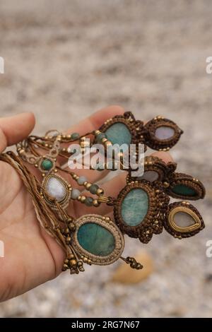 Handgefertigter Makrame-Schmuck mit komplexen Designs Stockfoto