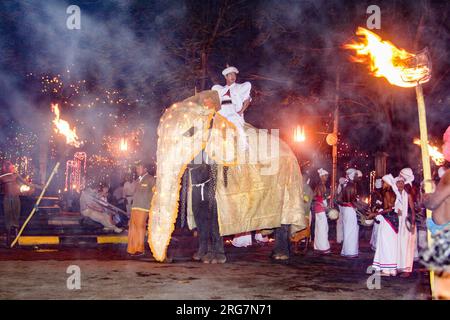 Kandy, Sri Lanka - 11. August 2005: Geschmückte Elefanten mit Mahouts nehmen am Fest Pera Hera in Kandy Teil, um den Zahn von Buddha i zu feiern Stockfoto