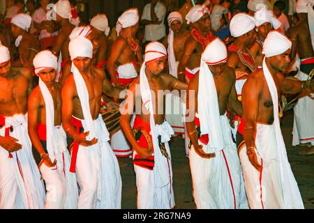 Kandy, Sri Lanka - 10. August 2005: Junge Tänzerin nimmt am Festival Pera Hera in Kandy Teil, um den Zahn des Buddha in Kandy, Sri Lanka, zu feiern Stockfoto