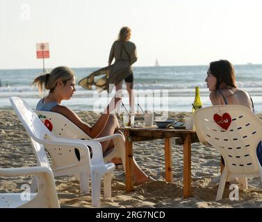 Genießen Sie Drinks im Banana Beach Restaurant in Tel-Aviv, Israel. Stockfoto