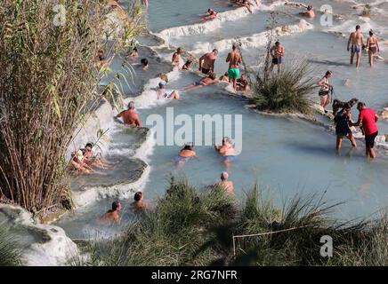 Saturnia, Italien - 13. September 2022: Die Menschen baden in den heißen Quellen der Saturnia Therme, Saturnia, Toskana, Italien Stockfoto
