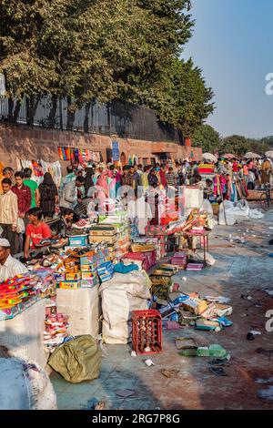 Neu Delhi, Indien - 17. November 2011: Die Menschen gehen am frühen Morgen auf dem zentralen Markt Meena Bazaa einkaufen. Shah Jahan gründete den Basar im Jahr 17t Stockfoto