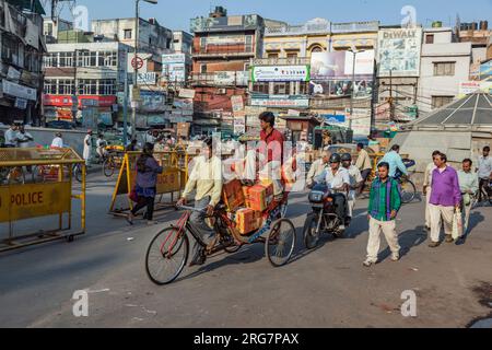 Neu Delhi, Indien - 17. November 2011: Im alten Delhi, Chawri Bazaar, trägt der Mensch Fracht und Menschen mit seiner Rikscha. Stockfoto