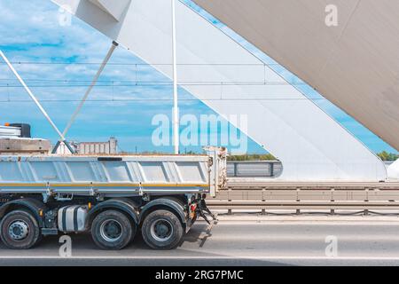 Kipplaster über die Brücke, Industrie- und Transportkonzept, selektiver Fokus Stockfoto