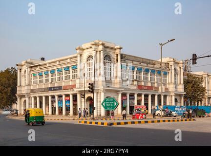 Delhi, Indien - 14. November 2011: Menschen am Connaught Place. Es ist eines der größten Finanz-, Handels- und Geschäftszentren am Nov in Delhi, in Stockfoto