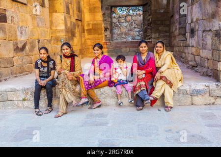 Delhi, Indien - 13. November 2011: indische Touristen in farbenfrohem Festkleid besuchen das Minarett Qutub Minar in Neu-Delhi, das höchste ziegelsteingebäude der Welt Stockfoto