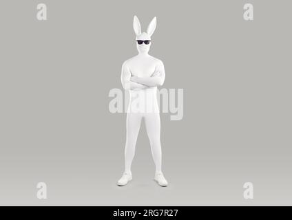 Porträt einer nicht wiedererkennbaren Person, die ein weißes Spandex-Kostüm und eine Hasenmaske mit langen Ohren trägt. Stockfoto