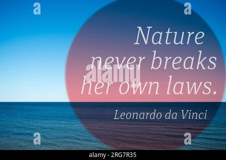 Die Natur bricht nie ihre eigenen Gesetze - Zitat des alten italienischen Künstlers Leonardo da Vinci, gedruckt auf einem Foto mit ruhiger Meereslandschaft Stockfoto