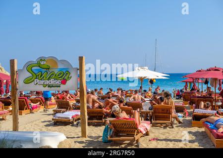 Mykonos, Griechenland - 20. August 2018 : Blick auf Touristensonnenbaden und den berühmten Super Paradise Beach in Mykonos, Griechenland Stockfoto