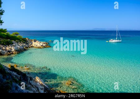 Kavourotrypes, Griechenland - 14. August 2017 : Blick auf ein einzelnes Segelboot am wunderschönen türkisfarbenen, durchsichtigen Strand von Kavourotrypes Chalkidiki Greece Stockfoto