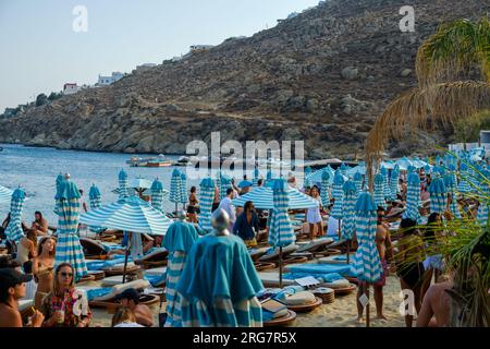 Mykonos, Griechenland - 20. August 2018 : Blick auf Sonnenliegen und Sonnenschirme am berühmten Strand von Psarou in Mykonos, Griechenland Stockfoto